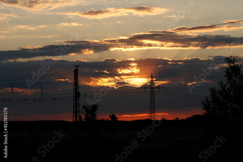 Sonnenaufgang mit Elektromast