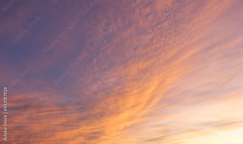 Obraz premium A dramatic orange and purple sunset