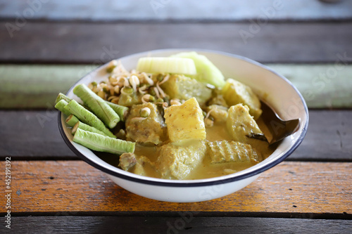 Rice Noodles with Chicken green curry