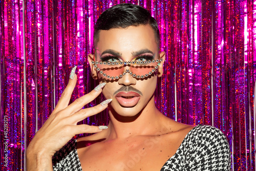 Foto portrait of drag queen diva in glitter night