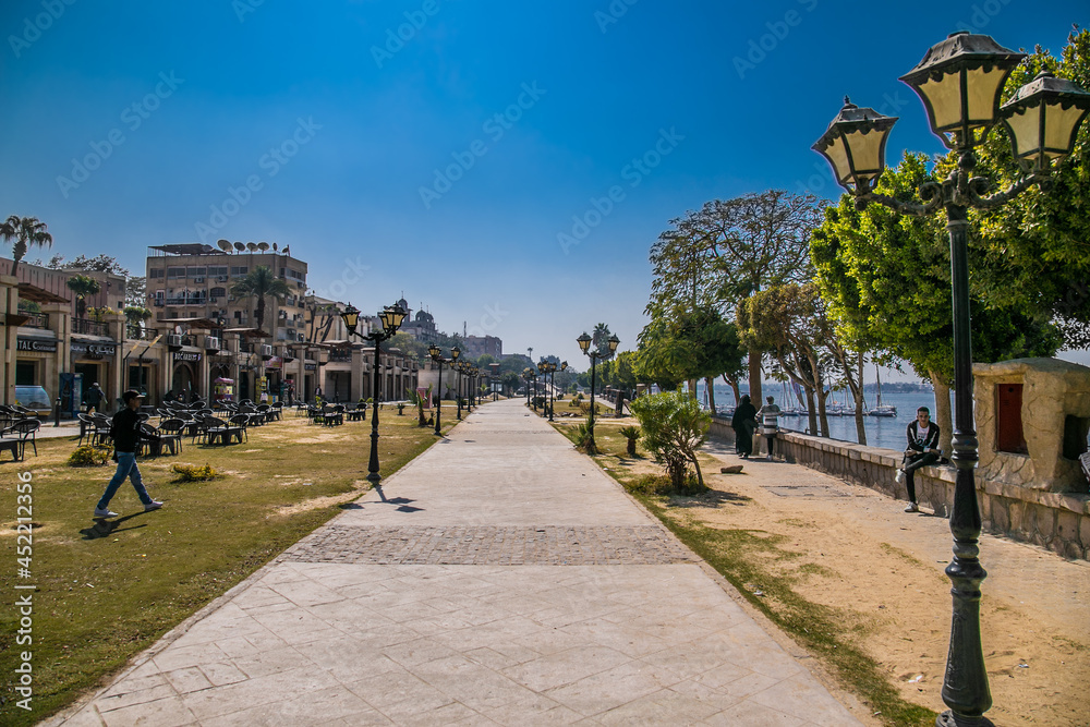 Obraz premium Walking path along the Nile river in Luxor city, Egypt