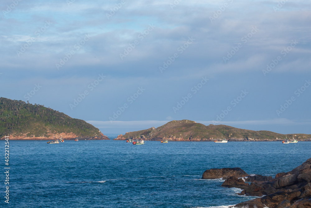Ilhas das Aranhas e barcos de pescadores em Florianópolis, Brasil