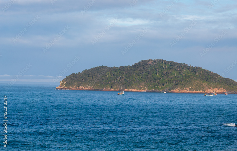mar azul e as  Ilhas das Aranhas e barcos de pescadores em Florianópolis, Brasil