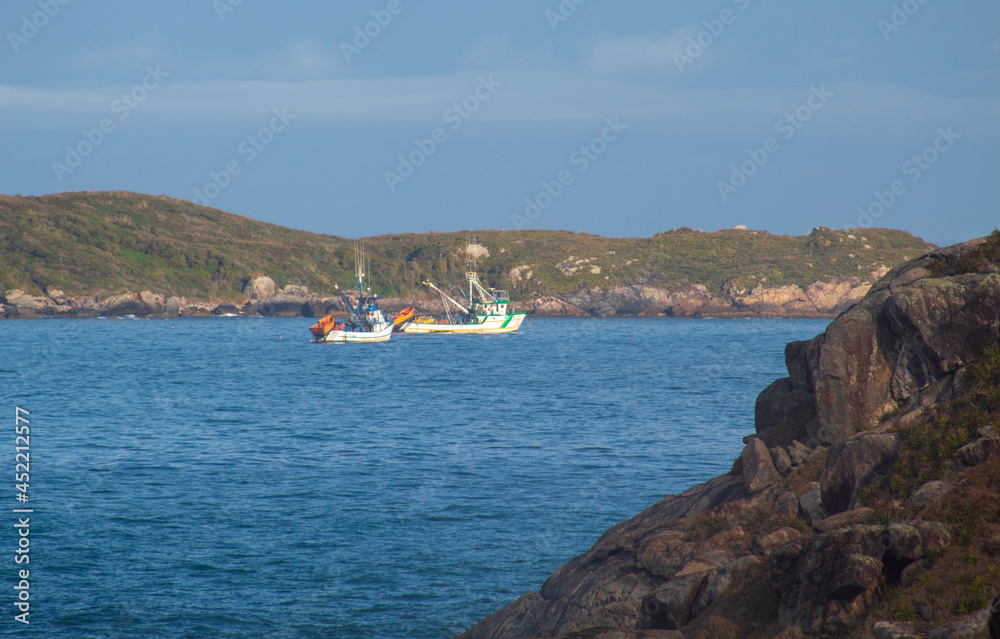 Ilhas das Aranhas e barcos de pescadores em Florianópolis, Brasil Ilhas das Aranhas e barcos de pescadores em Florianópolis, Brasil