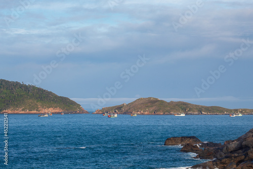 Ilhas das Aranhas e barcos de pescadores em Florianópolis, Brasil © Fotos GE