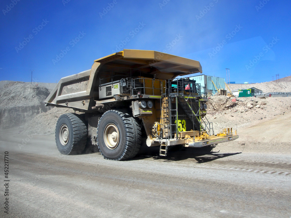 Obraz premium Calama, Chile - 01.04.2019: Truck in the Chuquicamata mine