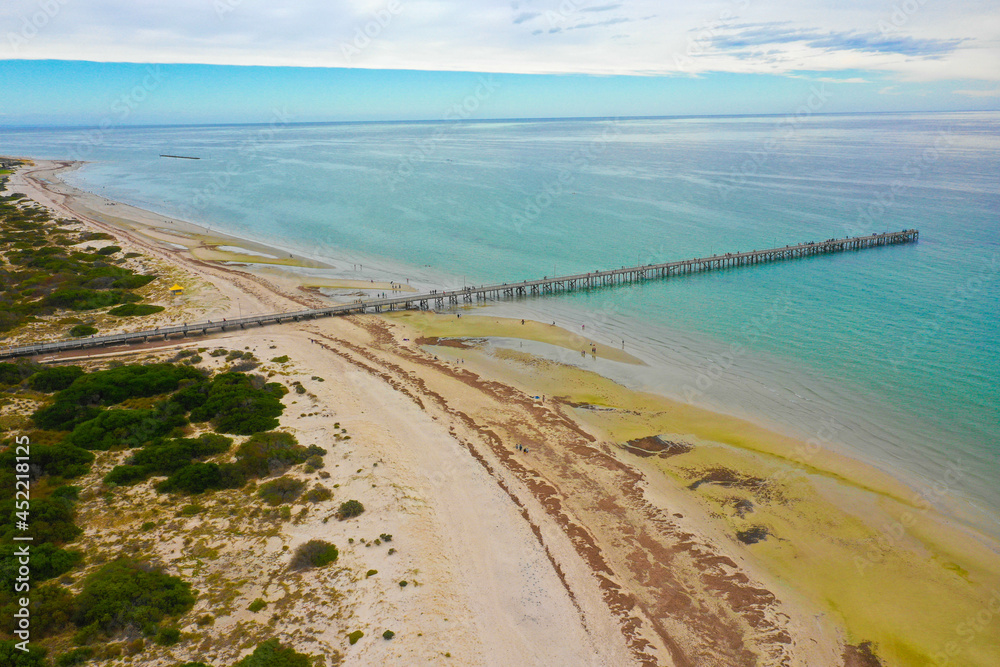 オーストラリア・アデレードの町や海をドローンで空撮している風景 Drone aerial view of the city and ocean in Adelaide, Australia. オーストラリア・アデレードの町や海をドローンで空撮している風景 Drone aerial view of the city and ocean in Adelaide, Australia.