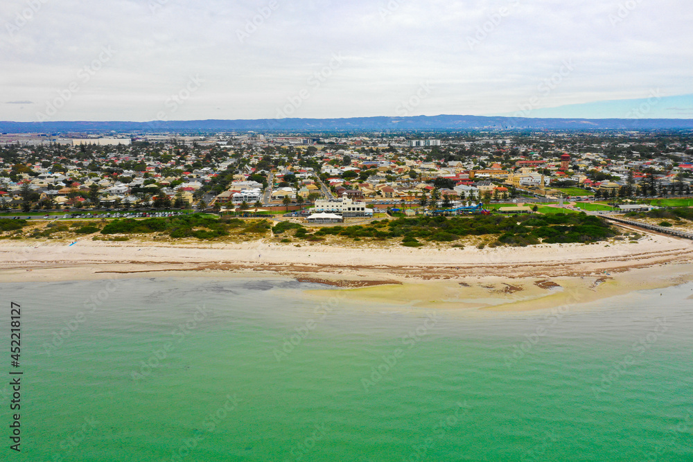 オーストラリア・アデレードの町や海をドローンで空撮している風景 Drone aerial view of the city and ocean in Adelaide, Australia. 