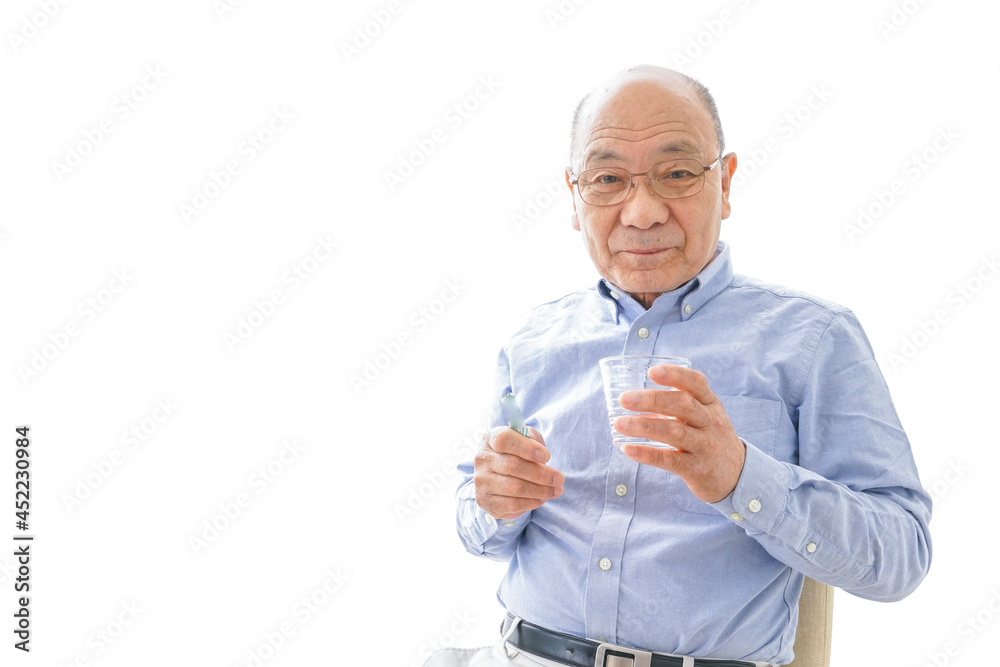 薬を飲む高齢男性 薬を飲む高齢男性