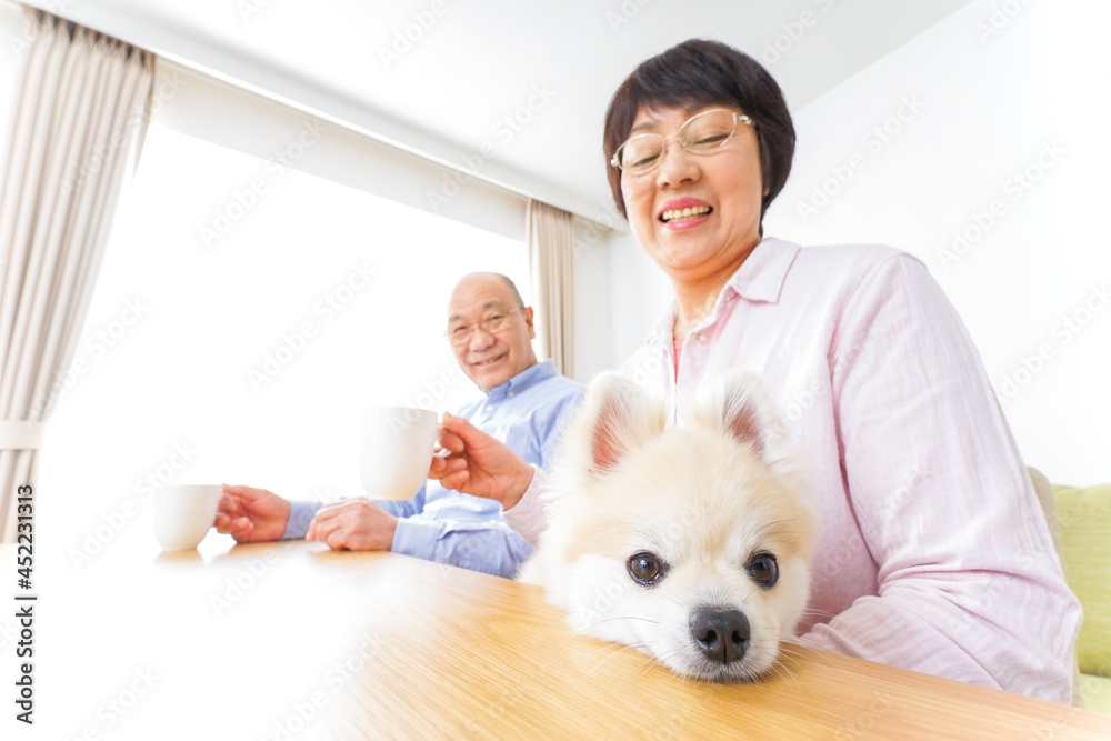 家でリラックスをするシニア夫婦