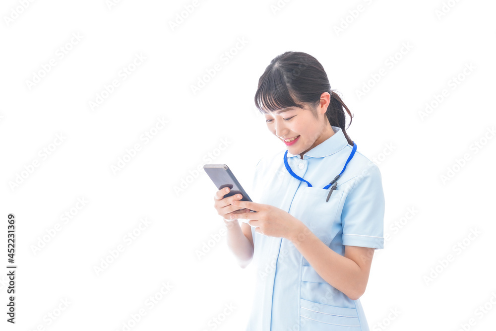 スマホを使う若い看護師