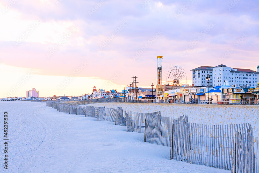Evening on the beach and boardwalk of Ocean City, New Jersey.  - obrazy, fototapety, plakaty 