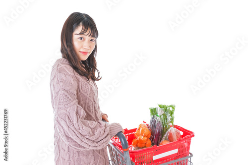 食料品の買い物をする若い女性