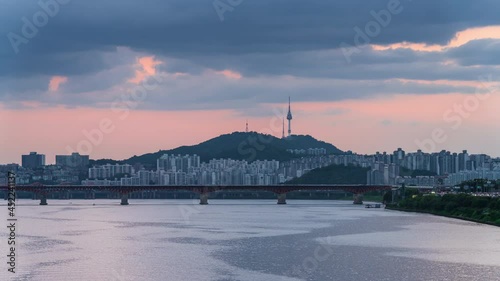 Day to Night at Seoul and Namsan Tower It is a popular tourist destination in South Korea. The Hangang River flows through it.