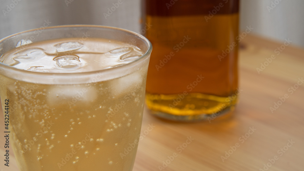 テーブルの上のハイボール。炭酸飲料。冷たい飲み物。 テーブルの上のハイボール。炭酸飲料。冷たい飲み物。