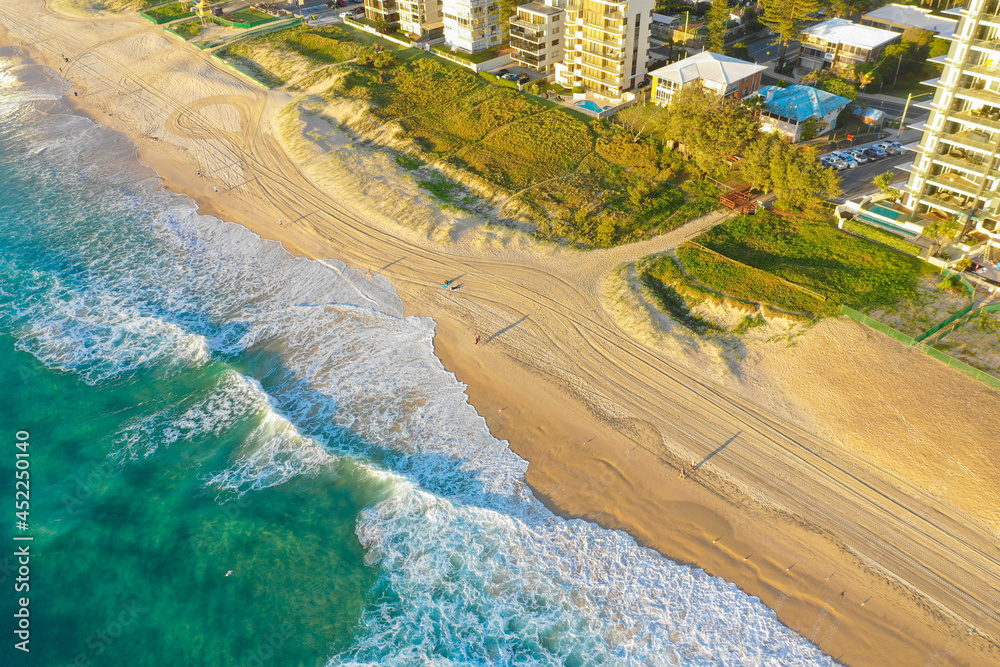 オーストラリアゴールドコーストのサーファーズパラダイスのビーチをドローンで撮影した空撮写真 Aerial drone shot of the beach at Surfers Paradise on the Gold Coast, Australia.