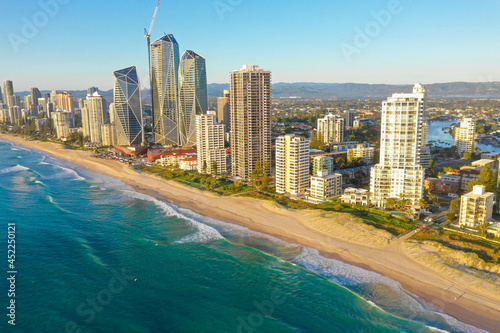 オーストラリアゴールドコーストのサーファーズパラダイスのビーチをドローンで撮影した空撮写真 Aerial drone shot of the beach at Surfers Paradise on the Gold Coast, Australia. © Hello UG