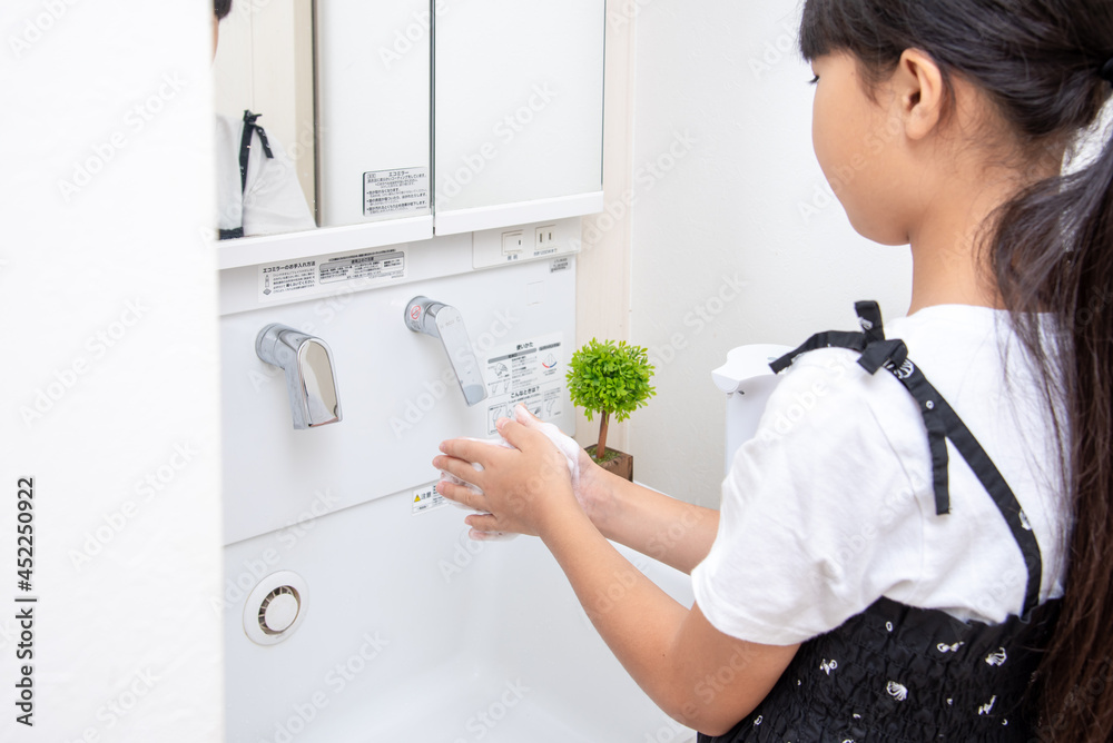 手を洗う小学生の女の子 手を洗う小学生の女の子