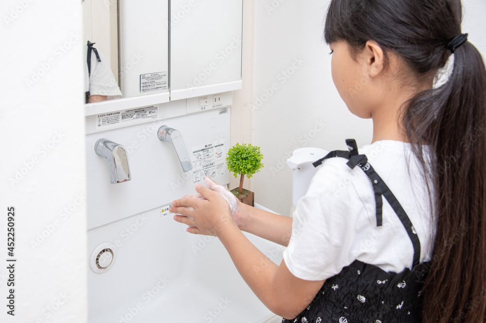 手を洗う小学生の女の子 手を洗う小学生の女の子