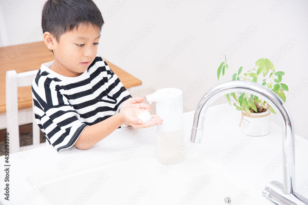 手を洗う小学生の男の子 手を洗う小学生の男の子