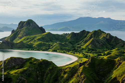 Slika na platnu Green-capped mountains of Padar island