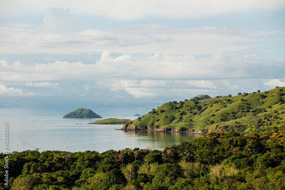 Fototapeta premium Green-capped mountains of Padar island