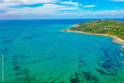 Fototapeta Naklejka Na Ścianę i Meble -  オーストラリアのバイロン・ベイのビーチをドローンで撮影した空撮写真 An aerial drone shot of the beach at Byron Bay, Australia. 