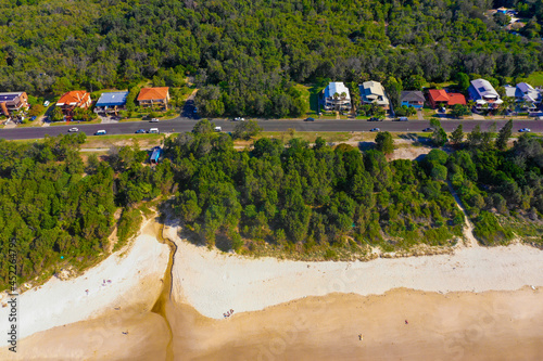 Foto オーストラリアのバイロン・ベイのビーチをドローンで撮影した空撮写真 An aerial drone shot of the beach at Byron Bay, Australia