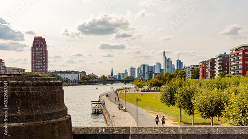 Frankfurt Panorama, Mainufer mit dem Bankenviertel im Hintergrund photo