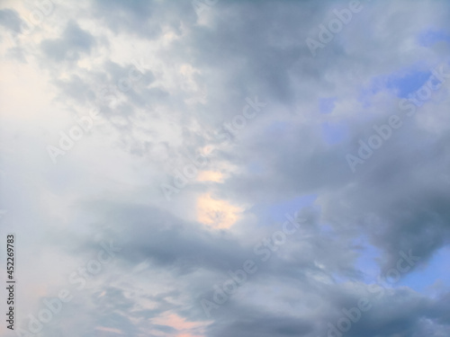 雲の多い青空