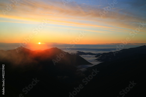 北海道　日高山脈北戸蔦別岳からの朝日 © Shinsam