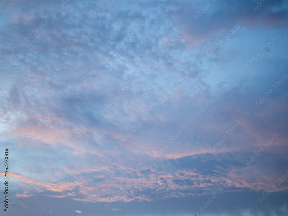 Obraz premium Sky and clouds at sunset. it is beautiful red and orange colors of sunrise or sunset.