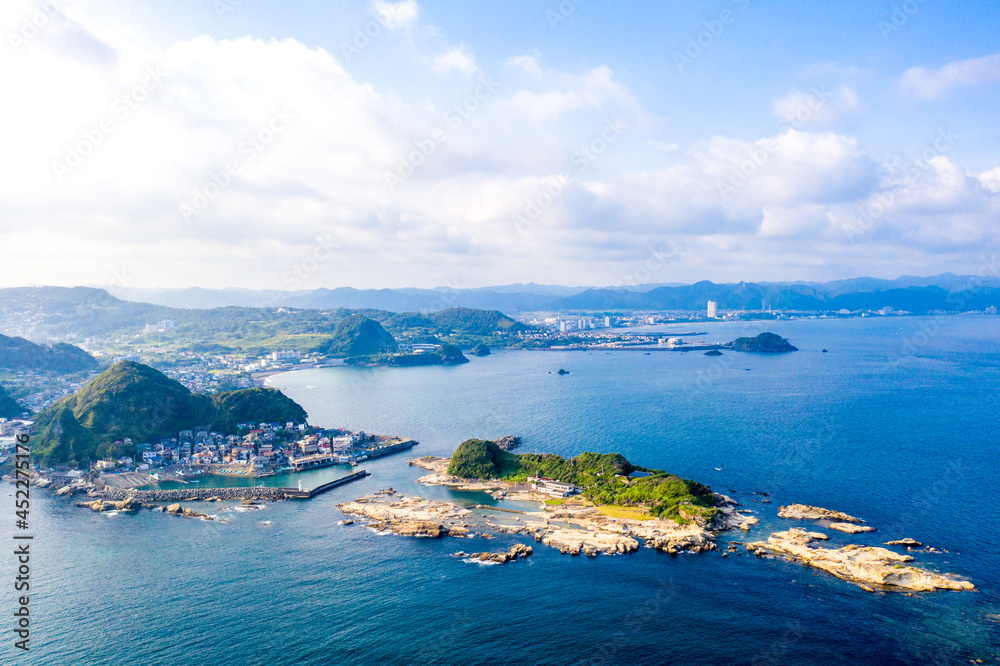 鴨川市街と仁右衛門島(千葉県鴨川市) 鴨川市街と仁右衛門島(千葉県鴨川市)