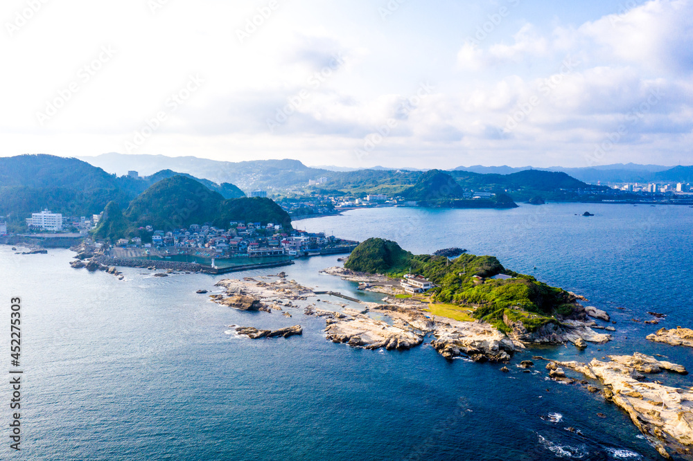 鴨川市街と仁右衛門島（千葉県鴨川市） StockFoto Adobe Stock