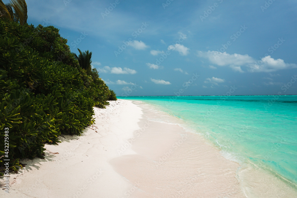 Obraz premium Tropical beach landscape. beautiful ocean wave, blue water and cloudy sky.