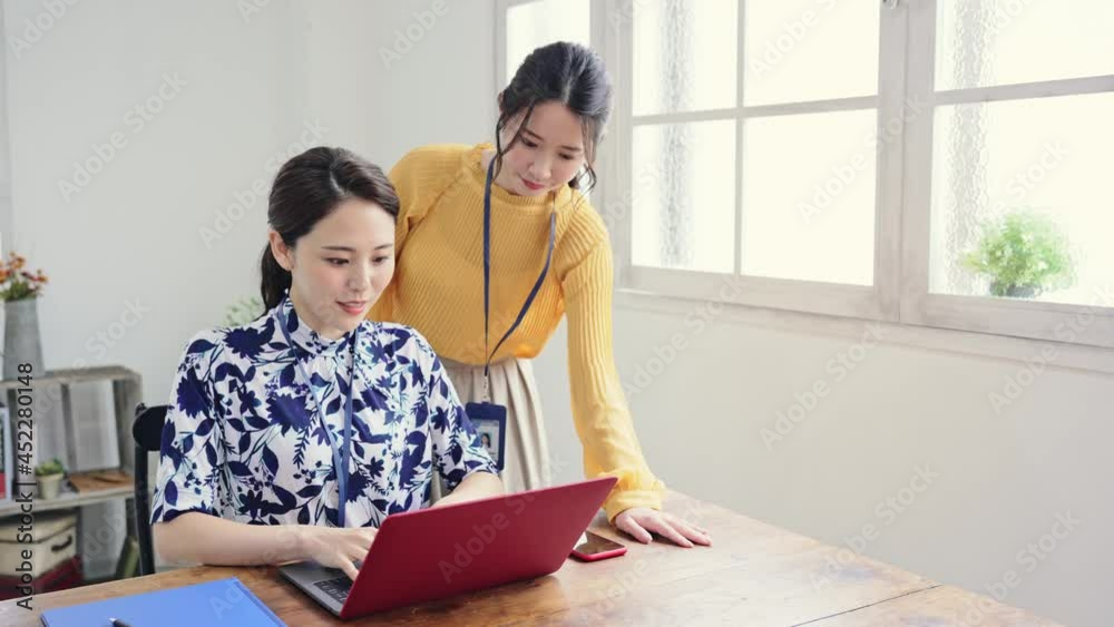 カジュアルなオフィスで仕事する二人の女性 カジュアルなオフィスで仕事する二人の女性