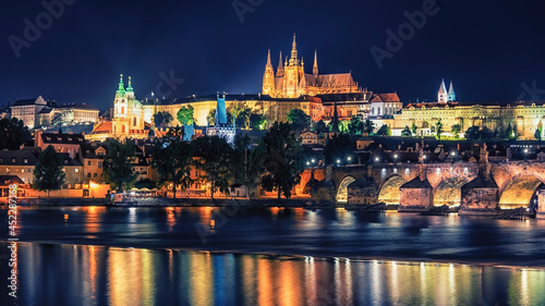 Foto The city of Prague by night