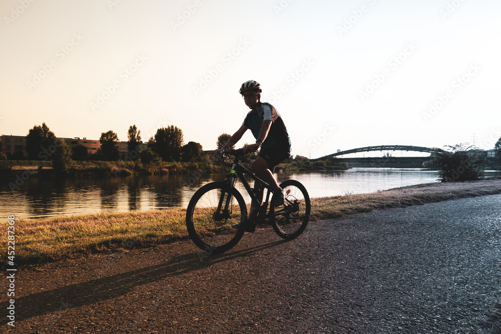 Hobbistyczna jazda na rowerze. Relaks, odpoczynek w mieście - obrazy, fototapety, plakaty 