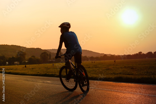 Hobbistyczna jazda na rowerze. Relaks, odpoczynek w mieście