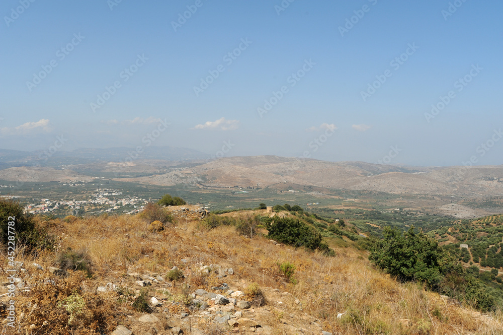 Kastelli vue depuis le site antique de Lyctos en Crète