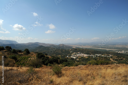 Le village de Lyctos et l'aérodrome de Kastelli vu depuis le site antique de Lyctos en Crète