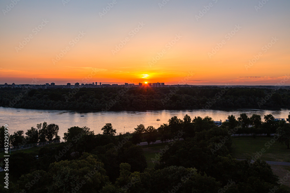 セルビア ベオグラードの要塞から見えるサバ川とドナウ川の合流地点と夕陽 фотография Stock Adobe Stock