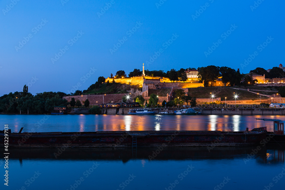 セルビア　対岸から見えるベオグラードのライトアップされたベオグラード要塞とサバ川