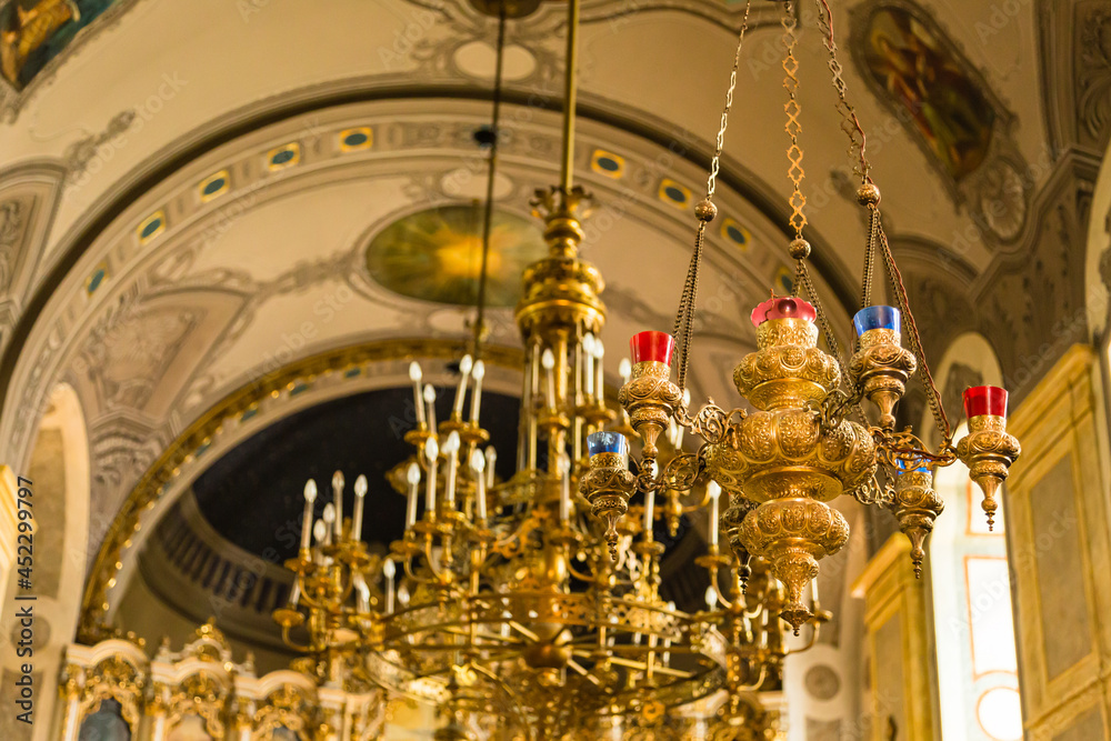 セルビア　ノヴィ・サドの聖ジョージ大聖堂の聖堂内のシャンデリア