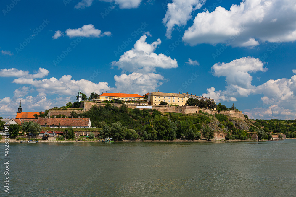 セルビア　ノヴィ・サドのドナウ川とペトロヴァラディン要塞