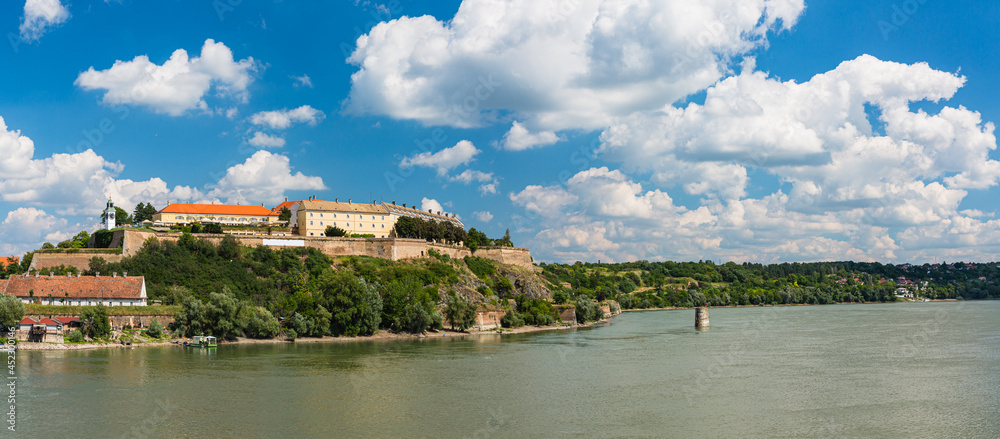 Fototapeta premium セルビア ノヴィ・サドのドナウ川とペトロヴァラディン要塞