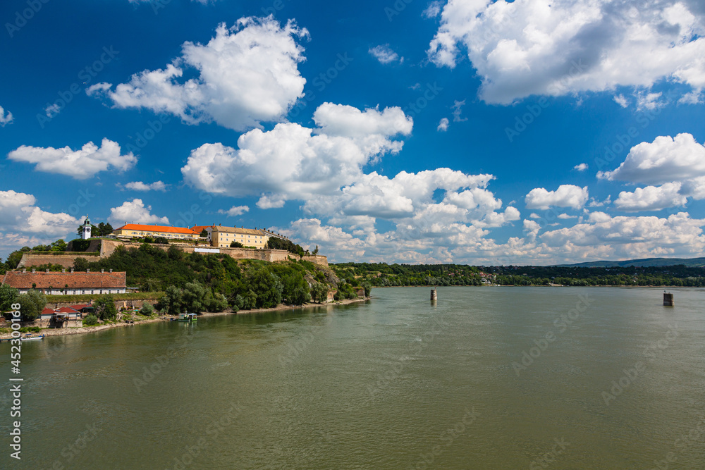 セルビア　ノヴィ・サドのヴァラディン橋から望むペトロヴァラディン要塞とドナウ川