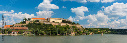 セルビア ノヴィ・サドのドナウ川とペトロヴァラディン要塞