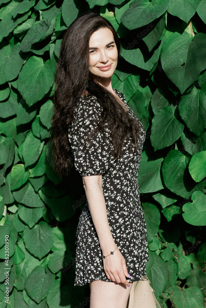 Photo beautiful woman in the apple garden Photo beautiful woman in the apple garden