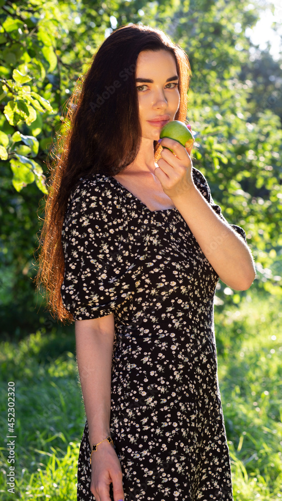 Photo beautiful woman in the apple garden Photo beautiful woman in the apple garden